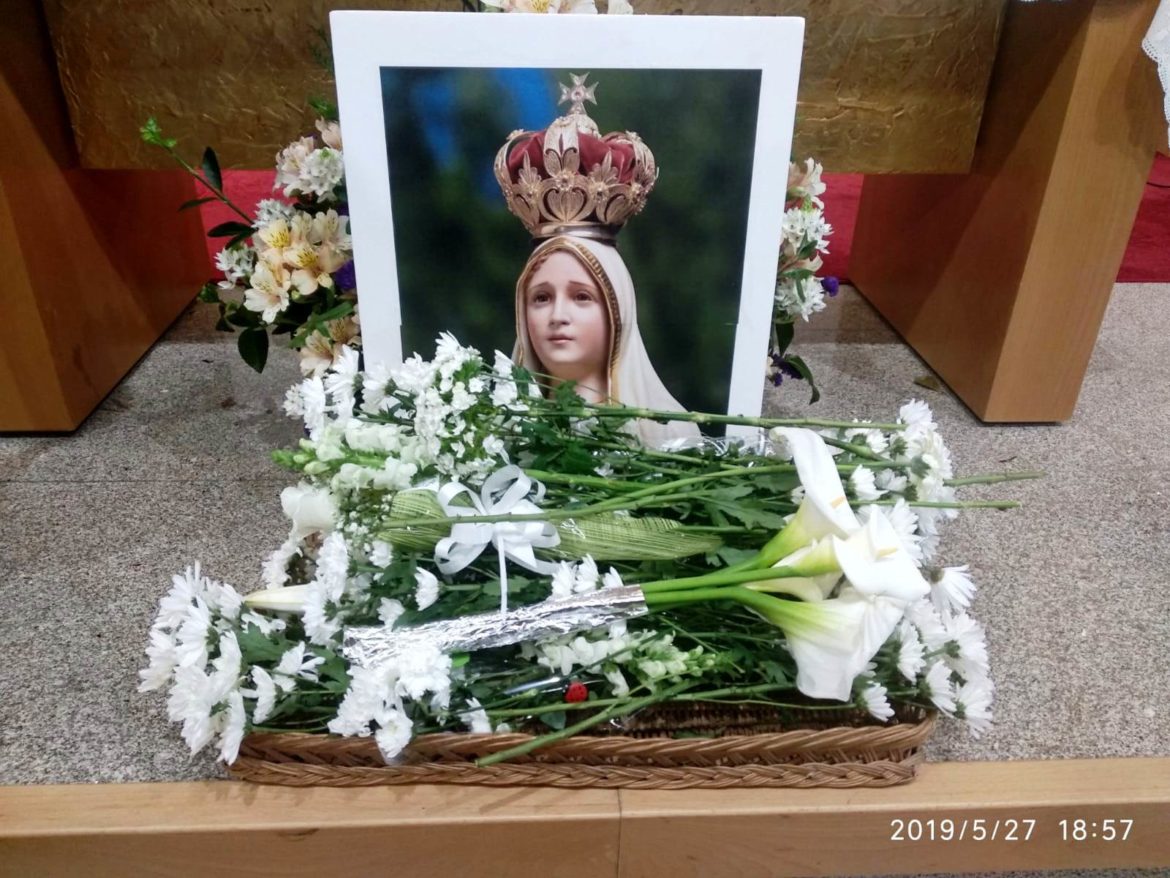 Ofrenda Floral a la Virgen en este mes de mayo, realizada por los niños y niñas del Catecismo