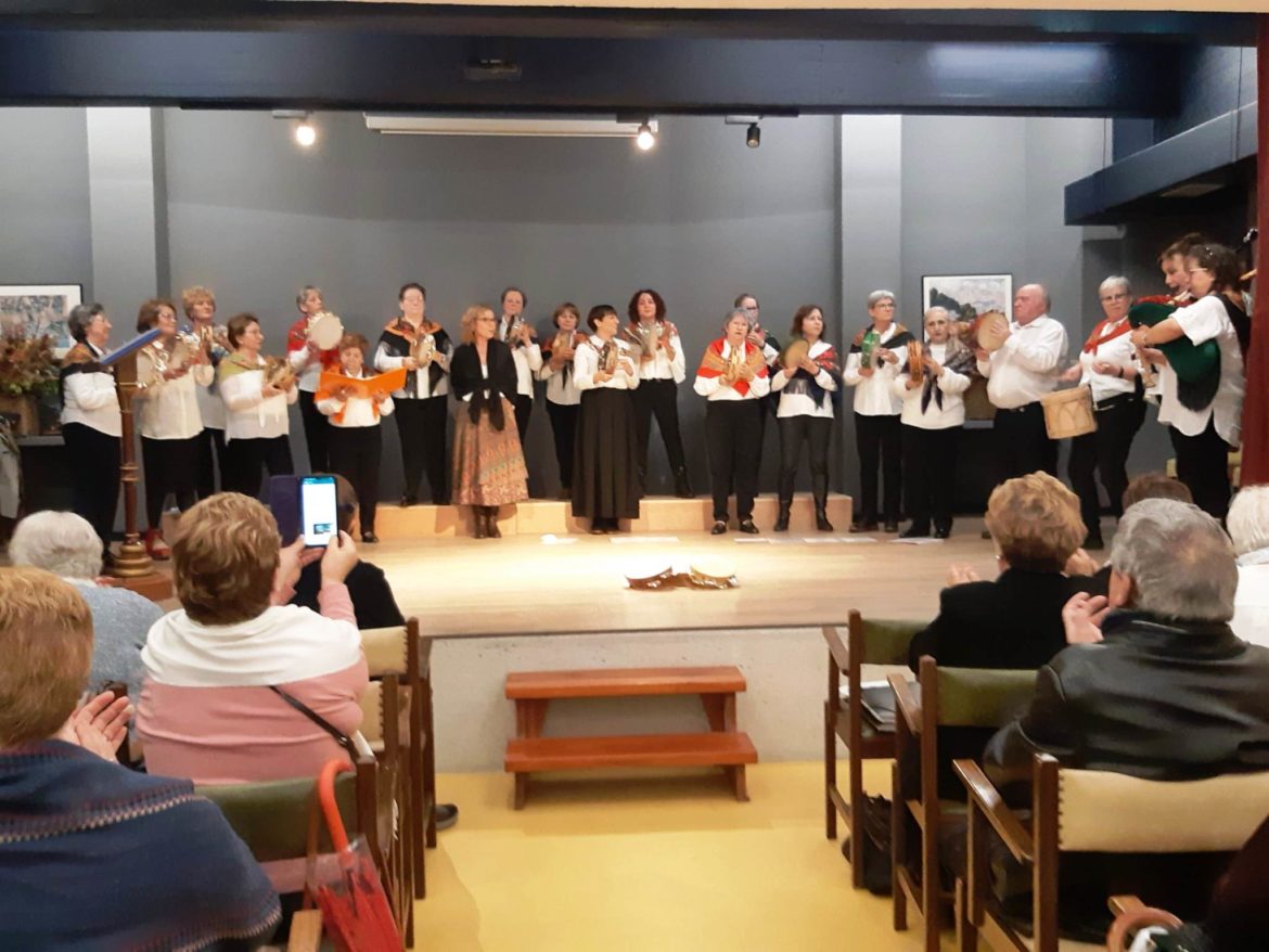 Coro Parroquial e Escola de Pandeiretas Vento Mareiro celebrando o Nadal