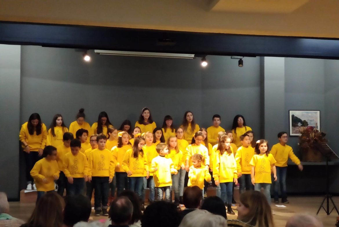 A Coral Follas Novas e o Coro Infantil Adonai, cantando ao Nadal