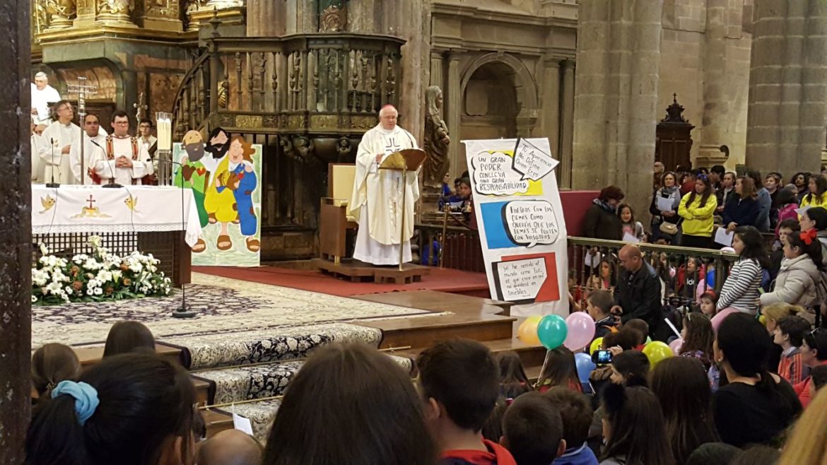 Monseñor Barrio invita a los niños a vivir desde ventanas y balcones el Domingo de Ramos con sus palmas y ramas de olivo