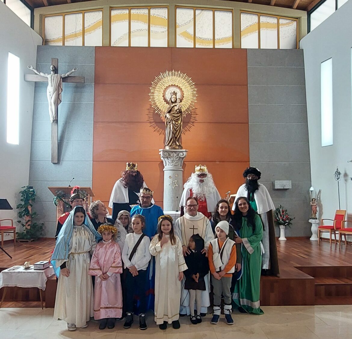 Vídeo de la Representación de la Adoración de los Reyes Magos en la Parroquia de San Francisco Javier y fotografías en las dos parroquias