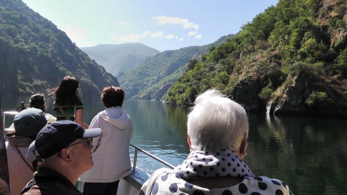 Excursión á Ribeira Sacra do Sil (Viaxe en Barco polo Cañón do RíoAo chegaren an San Estevo de Ribas de Sil)