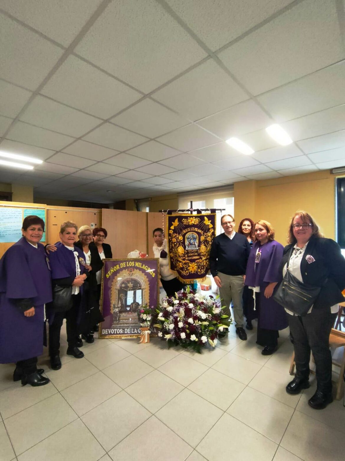 Celebración del Señor de los Milagros a Cristo Crucificado de un grupo de Peruanos