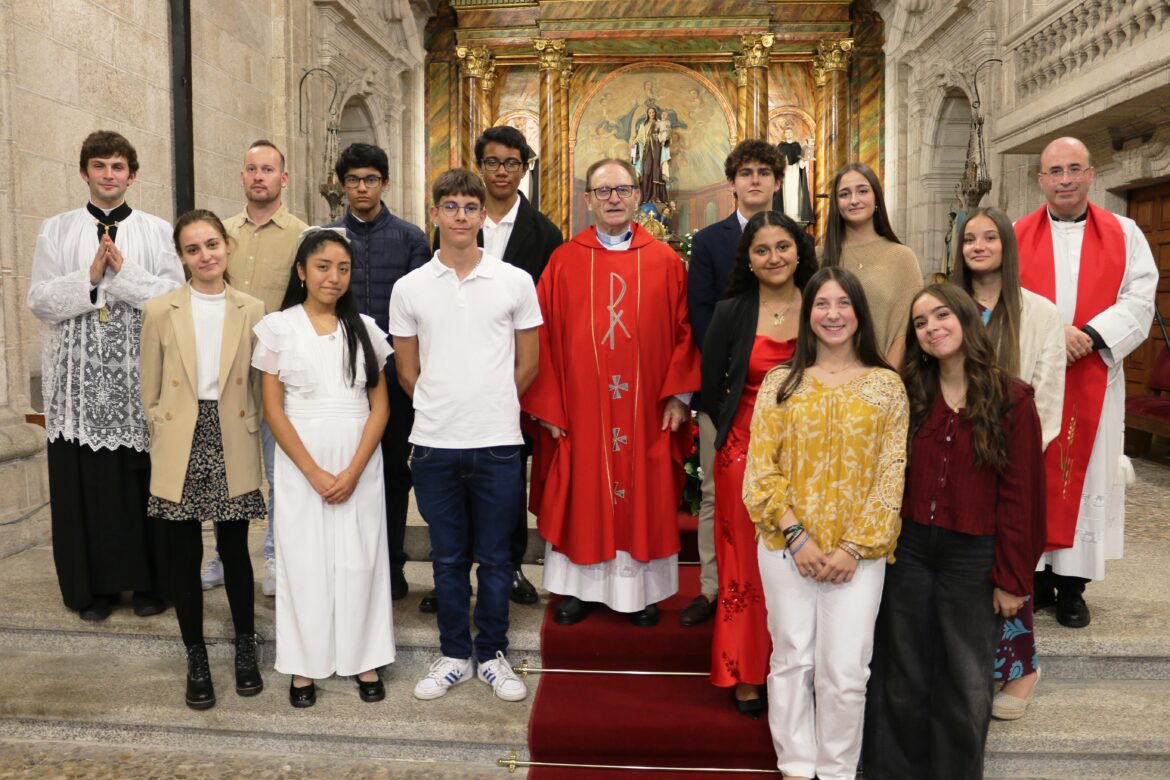 Nuestro Párroco D. Severino, confirmó en Betanzos, como Vicario Episcopal Territorial de A Coruña, a doce jóvenes